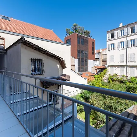 2-br Terrace Centre Cannes