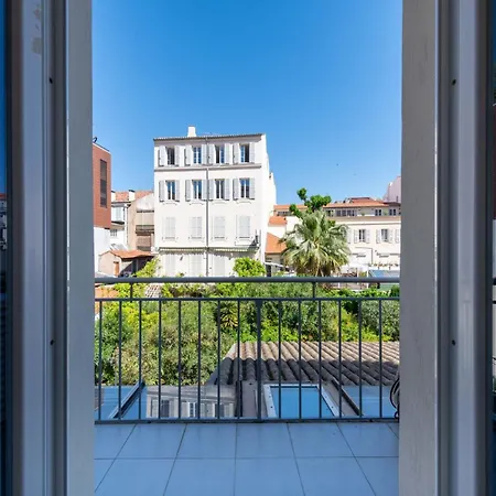 2-br Terrace Centre Cannes